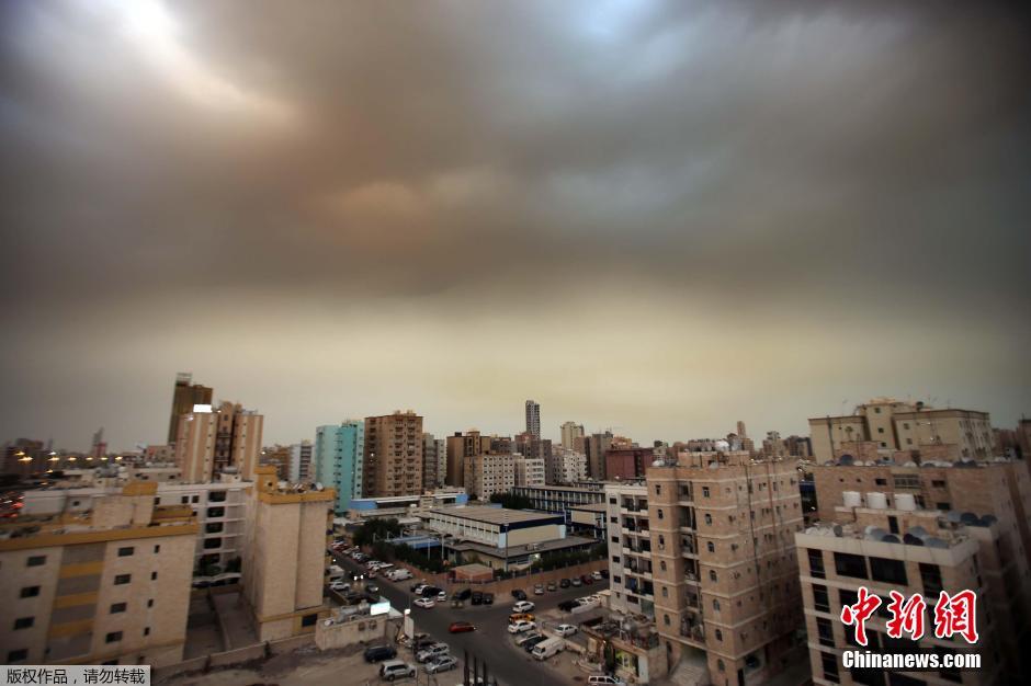 科威特遭遇大规模沙尘暴 黄沙压城场面骇人