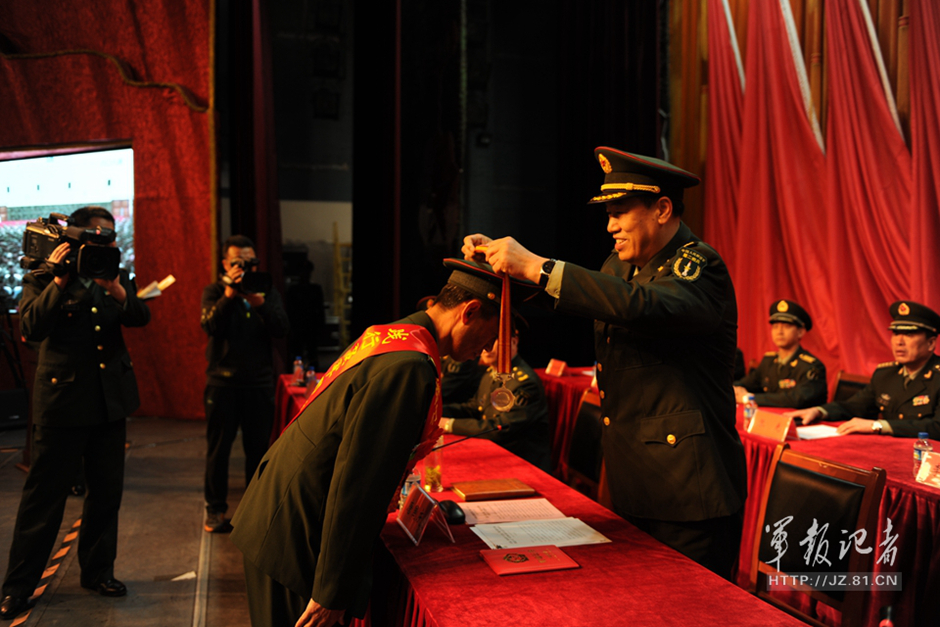 习近平一眼认出的老兵被授称并获英模勋章