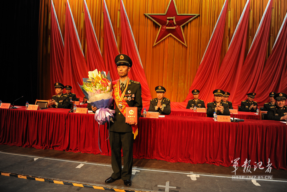 习近平一眼认出的老兵被授称并获英模勋章