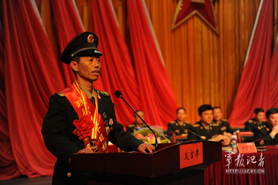 习近平一眼认出的老兵被授称并获英模勋章