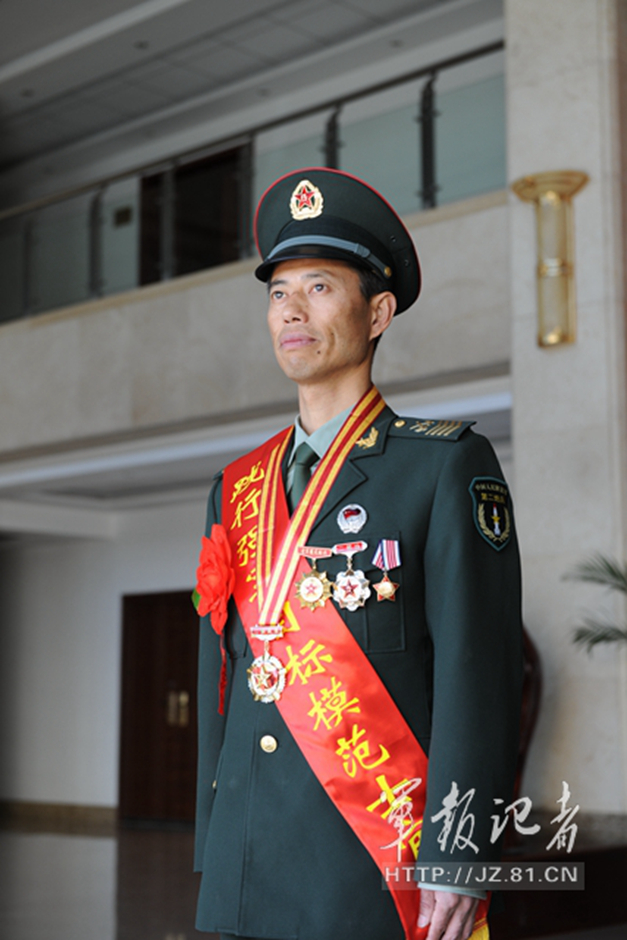 习近平一眼认出的老兵被授称并获英模勋章