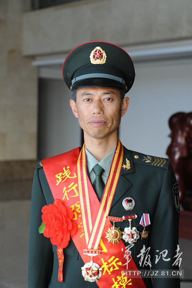 习近平一眼认出的老兵被授称并获英模勋章