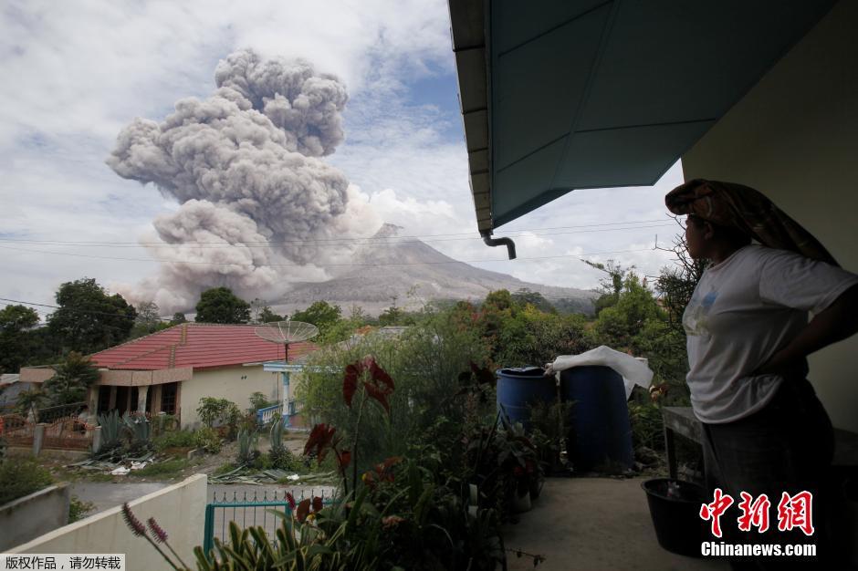 印尼锡纳朋火山喷出大量火山灰 现场浓烟滚滚