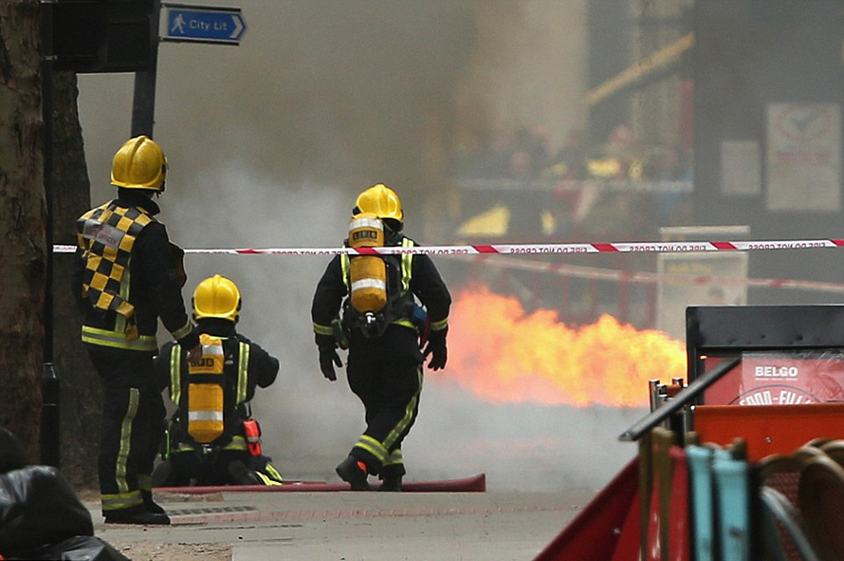 英国伦敦市中心电缆走火 导致近两千人被疏散(高清组图)