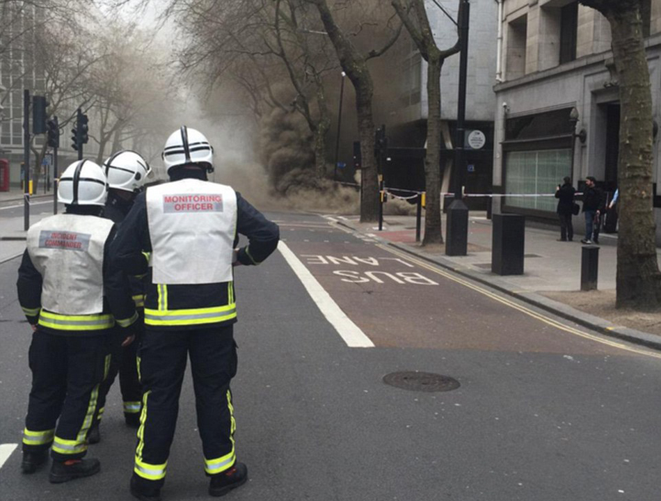 英国伦敦市中心电缆走火 导致近两千人被疏散(高清组图)