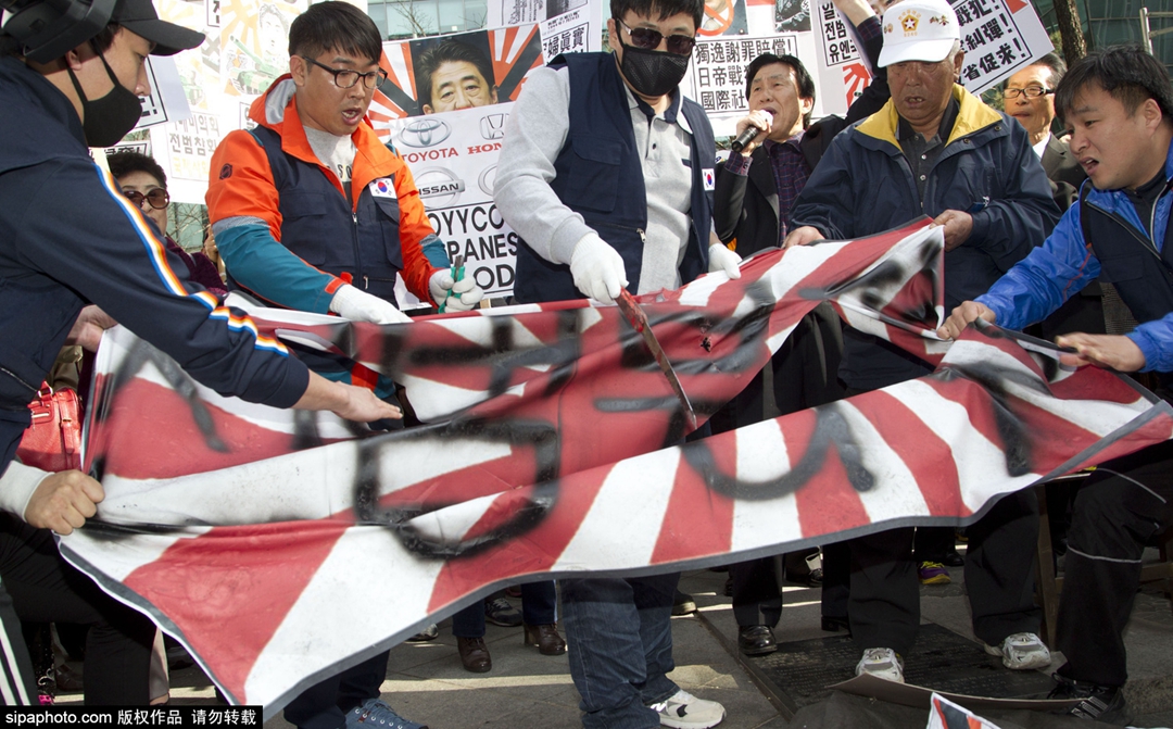 韩国民众在日本驻韩使馆门前反日游行