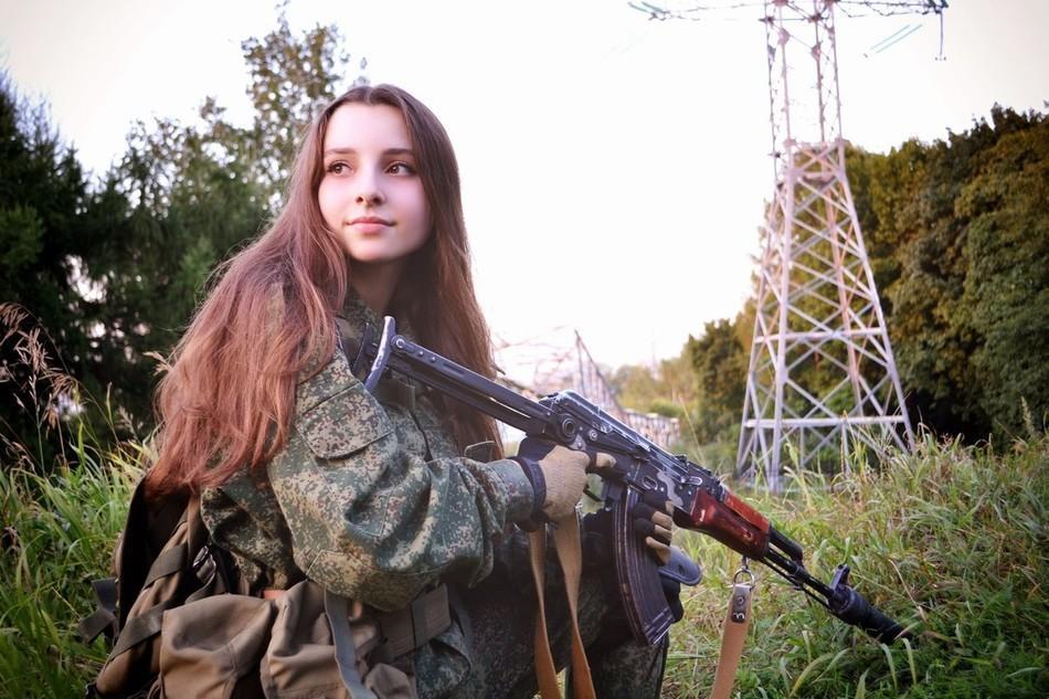 俄罗斯小美女走红 家里枪械成堆