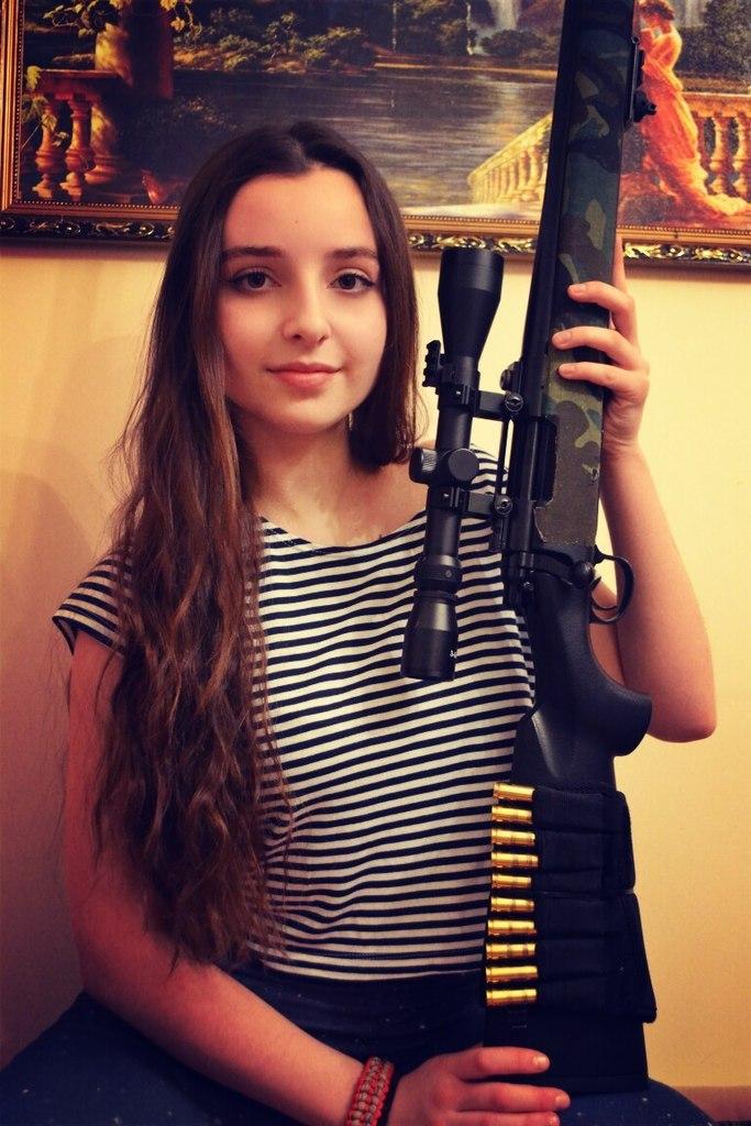 俄罗斯小美女走红 家里枪械成堆