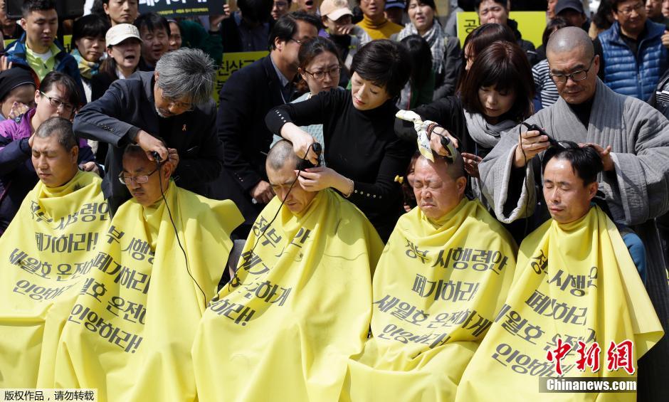 韩国“岁月”号沉船遇难者家属削发抗议赔偿方案