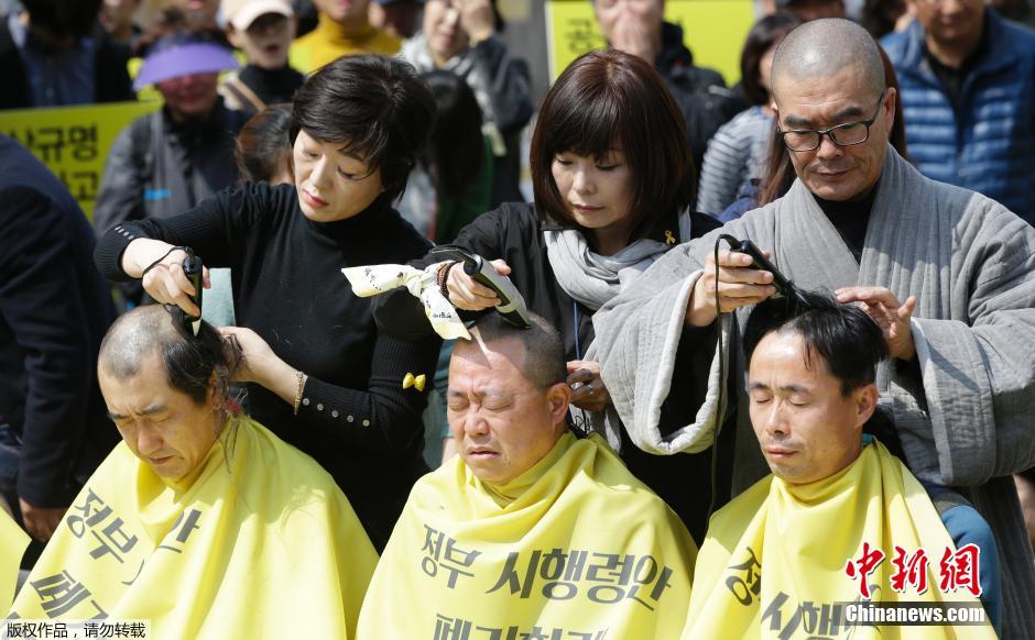 韩国“岁月”号沉船遇难者家属削发抗议赔偿方案