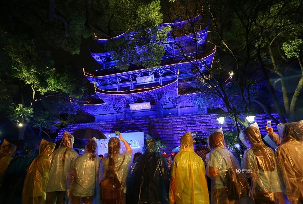 中国多地为自闭症儿童点亮蓝灯
