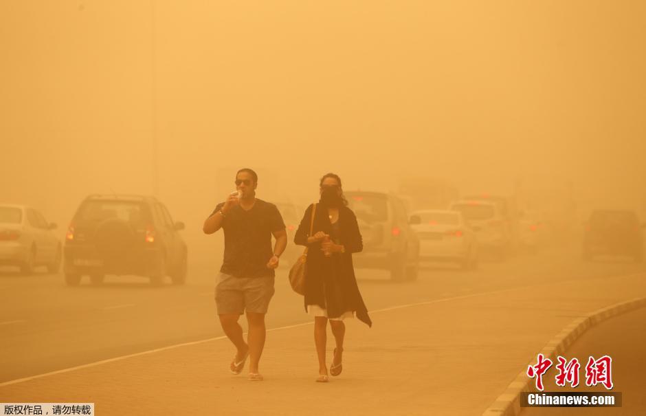 迪拜遭沙尘暴袭击 漫天黄沙