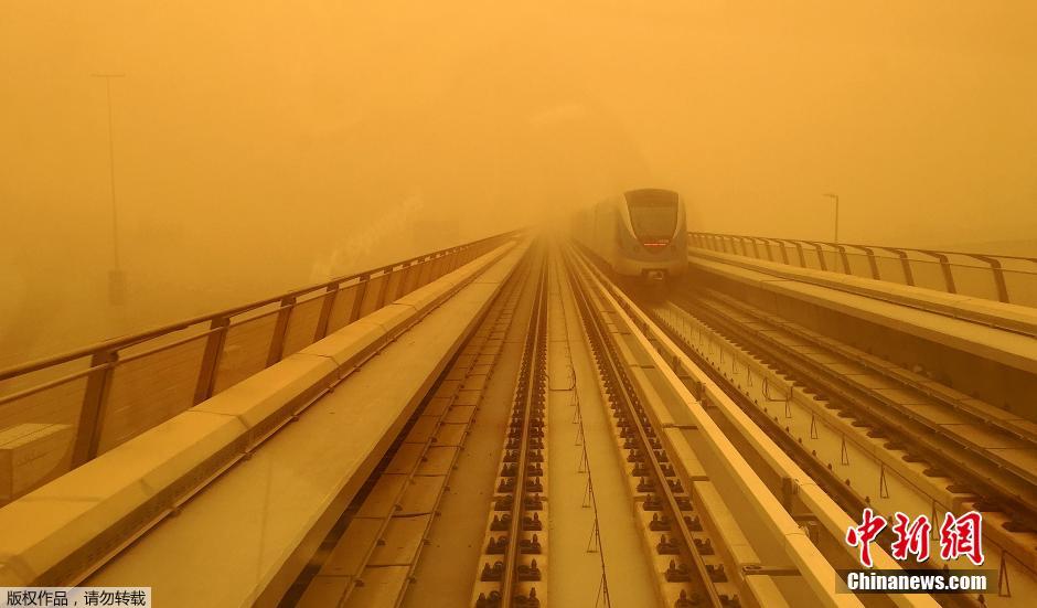 迪拜遭沙尘暴袭击 漫天黄沙