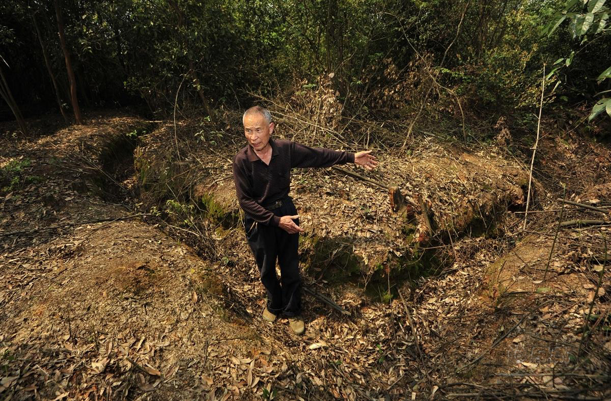 7旬老人义务打理抗日将士墓地