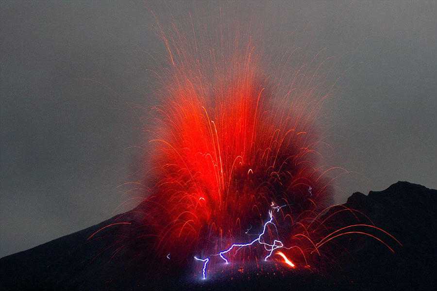 墨西哥火山喷发“自带”闪电