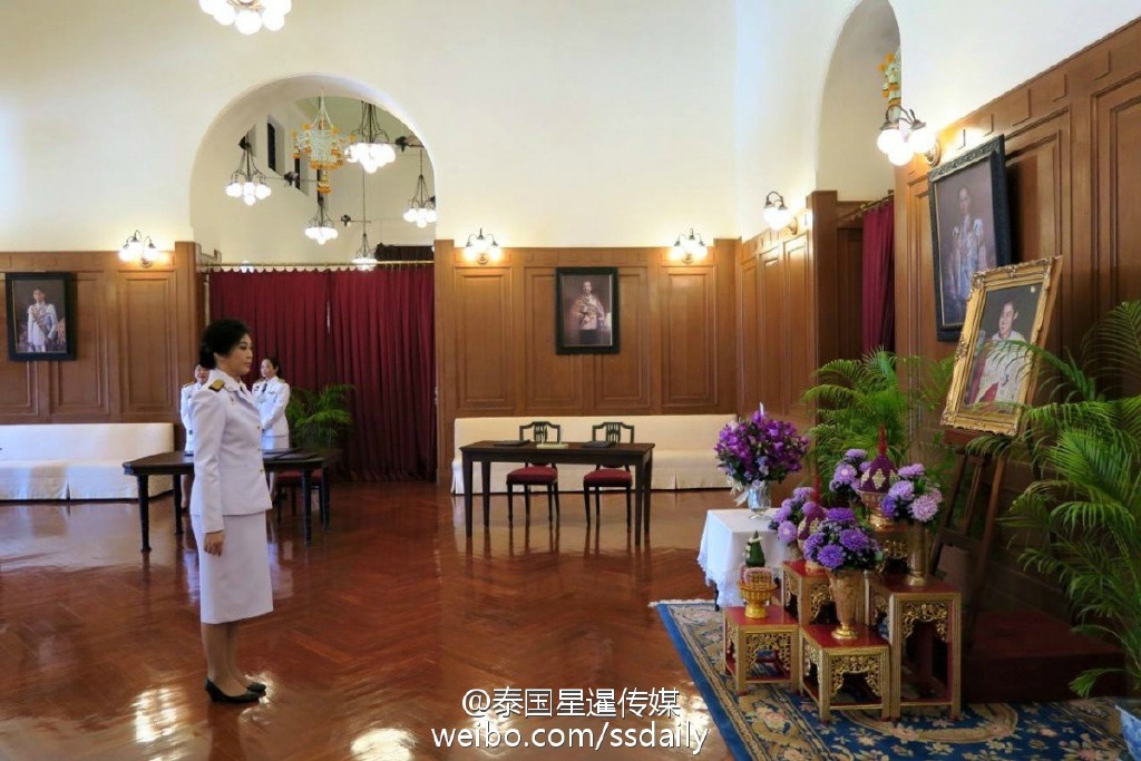 英拉为诗琳通公主大寿签字祈福