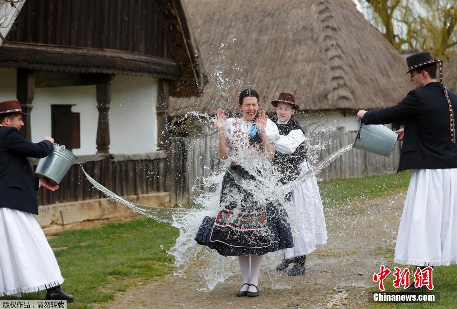 匈牙利村民向女子泼水庆祝复活节