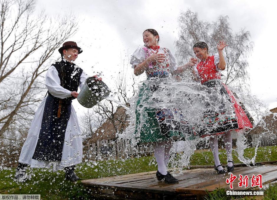 匈牙利村民向女子泼水庆祝复活节