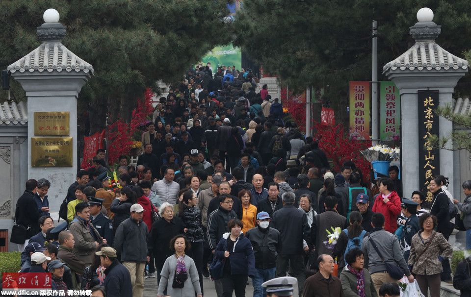 清明节首日北京迎扫墓高峰