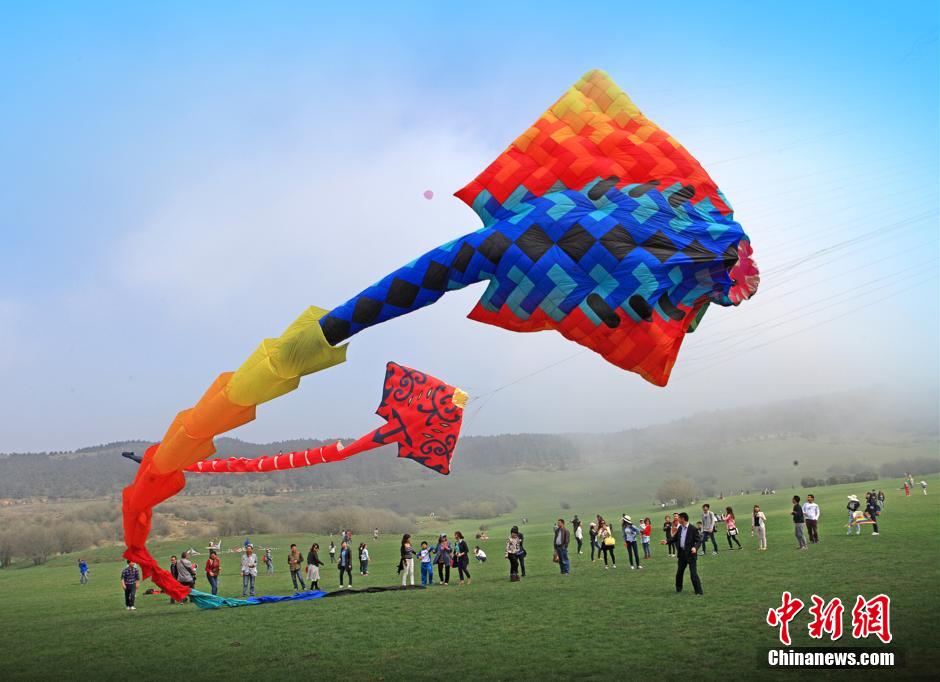 世界最长风筝亮相重庆武隆2015国际风筝放飞节
