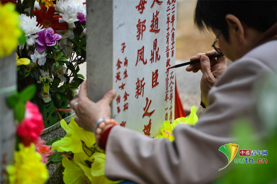 北京八宝山公墓迎来扫墓高峰