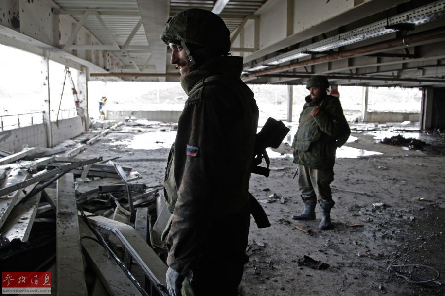 4月4日,在乌克兰东部顿涅茨克机场,当地民兵武装士兵站在机场航站楼内