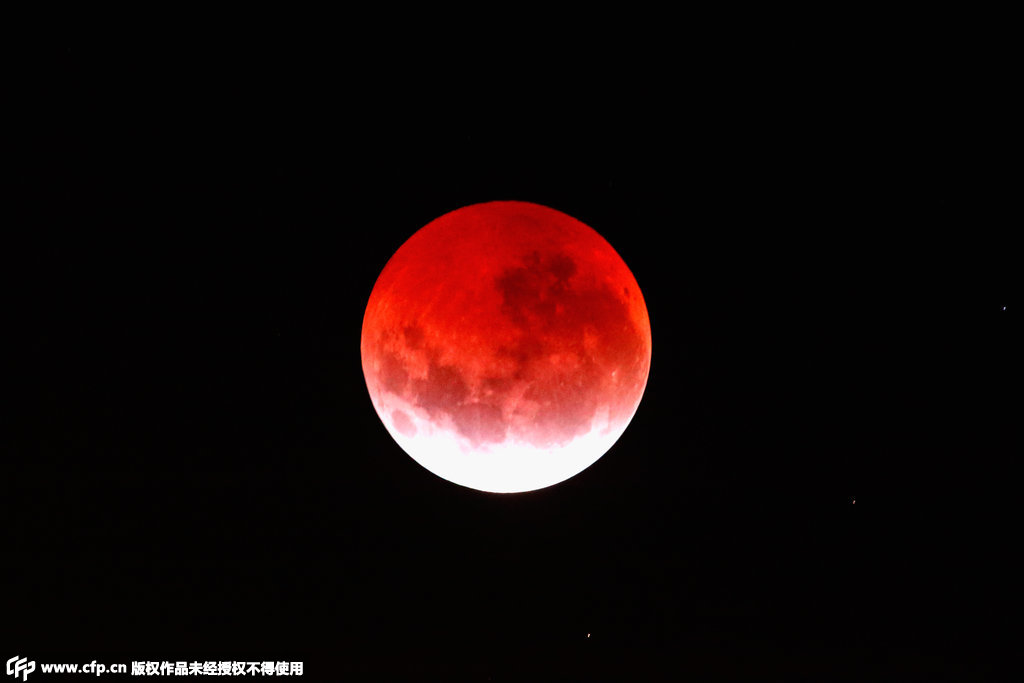 全球各地出现月全食现象 “红月亮”悬挂夜空