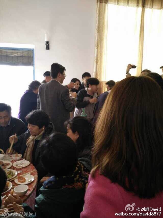 高圆圆携赵又廷回唐山祭祖 陪老乡喝酒
