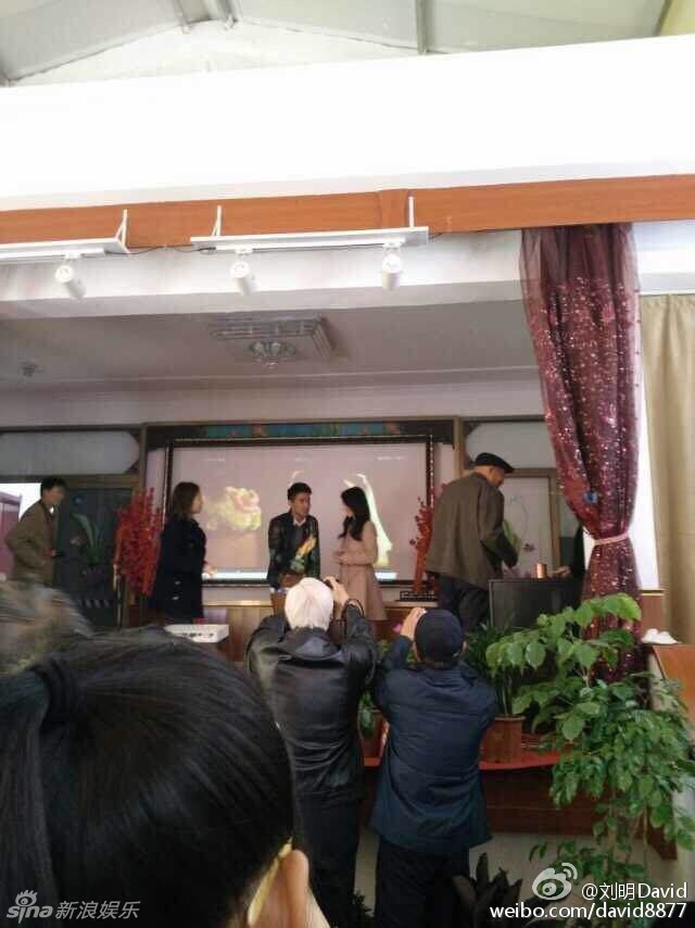 高圆圆携赵又廷回唐山祭祖 陪老乡喝酒