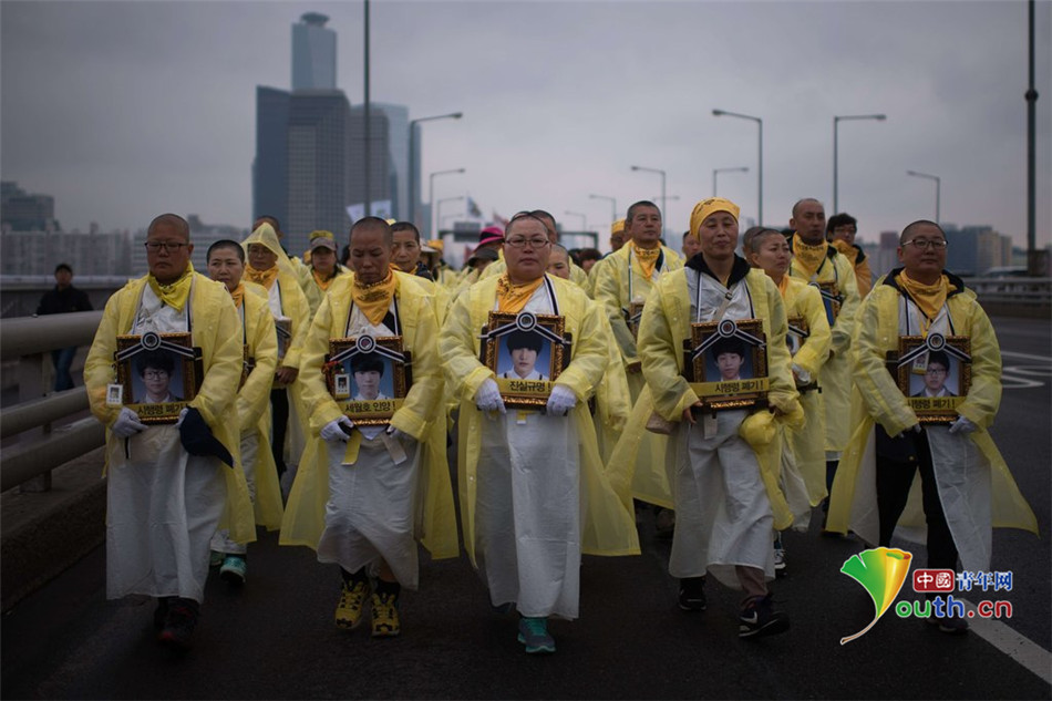 韩国客轮沉没周年祭将至 遇难者家属举遗像示威