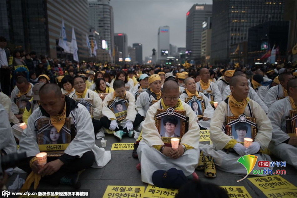 韩国客轮沉没周年祭将至 遇难者家属举遗像示威