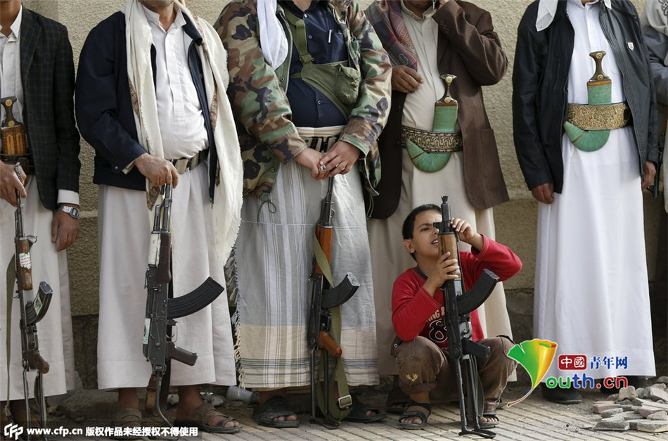 也门胡赛武装支持者举枪抗议沙特轰炸