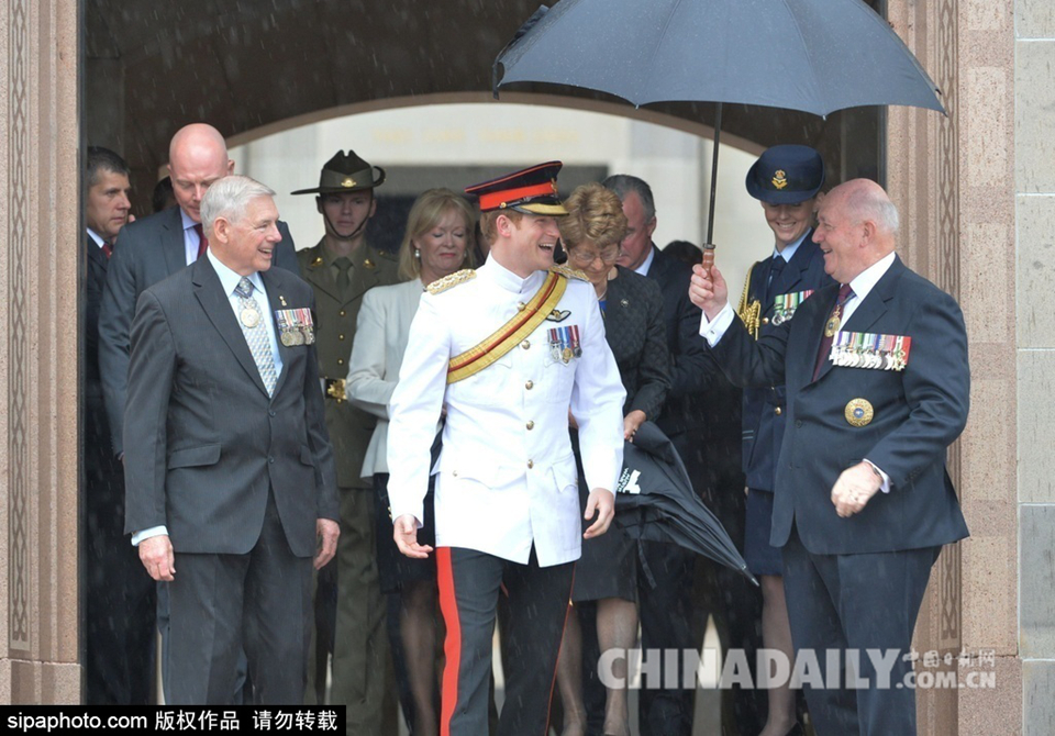 英国哈里王子赴澳大利亚服役 当地民众冒雨迎接<BR>