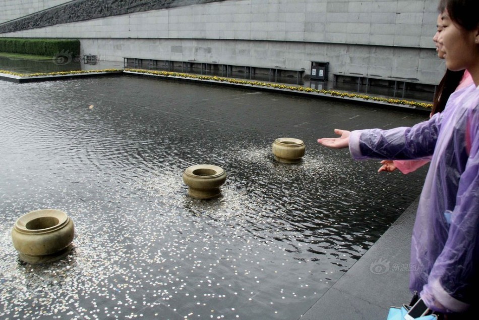 南京大屠杀纪念馆水池成游客“许愿池”