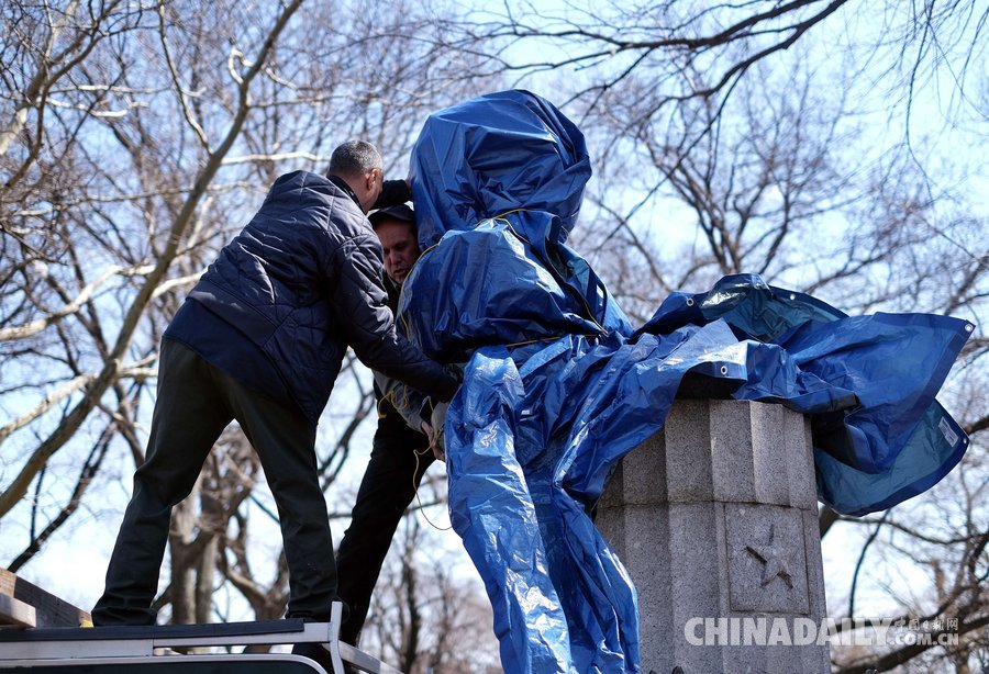 斯诺登雕像惊现纽约公园 官方忙拆除