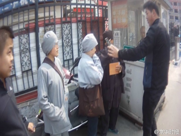 假尼姑北京街头筹“善款”被拘 细问不知菩萨名