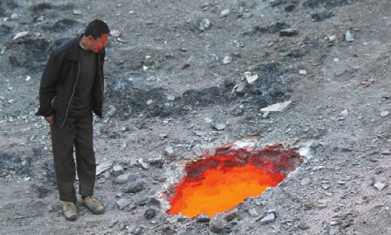 小区建筑工地旁的“火山口”