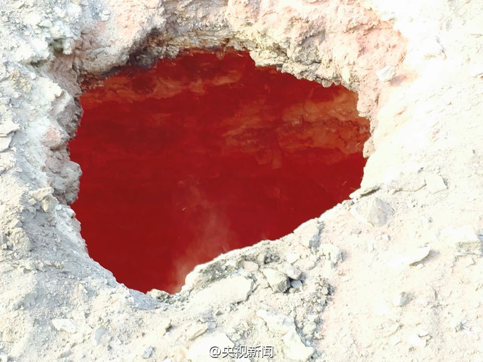 小区建筑工地旁的“火山口”