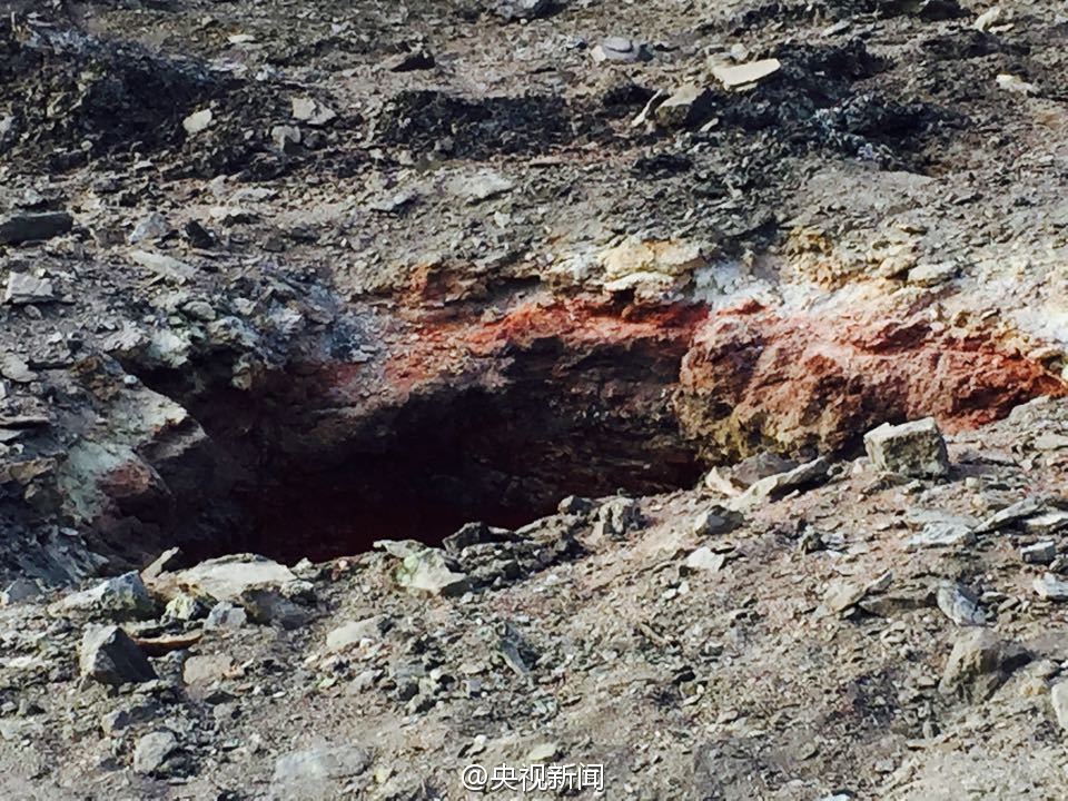 小区建筑工地旁的“火山口”