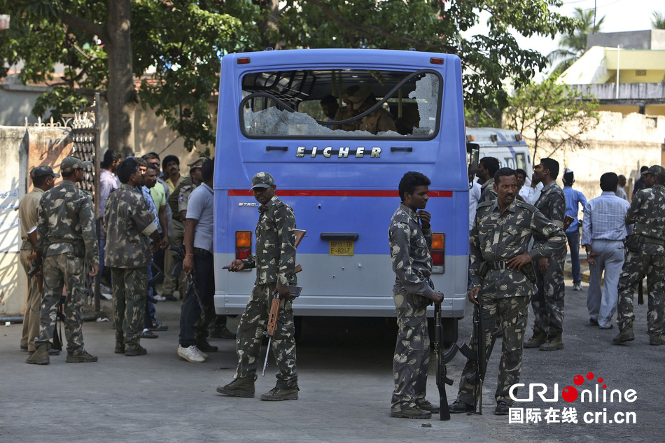 印度5名囚犯押运途中企图逃跑袭警遭击毙(高清组图)