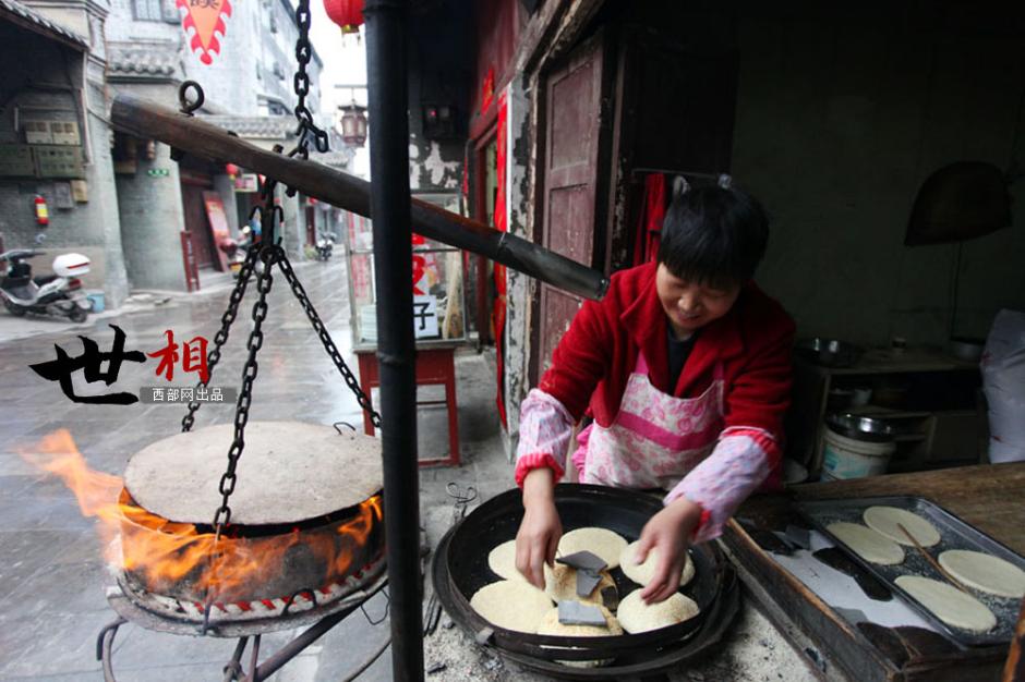 陕西石泉老街上的30年鼓气馍店