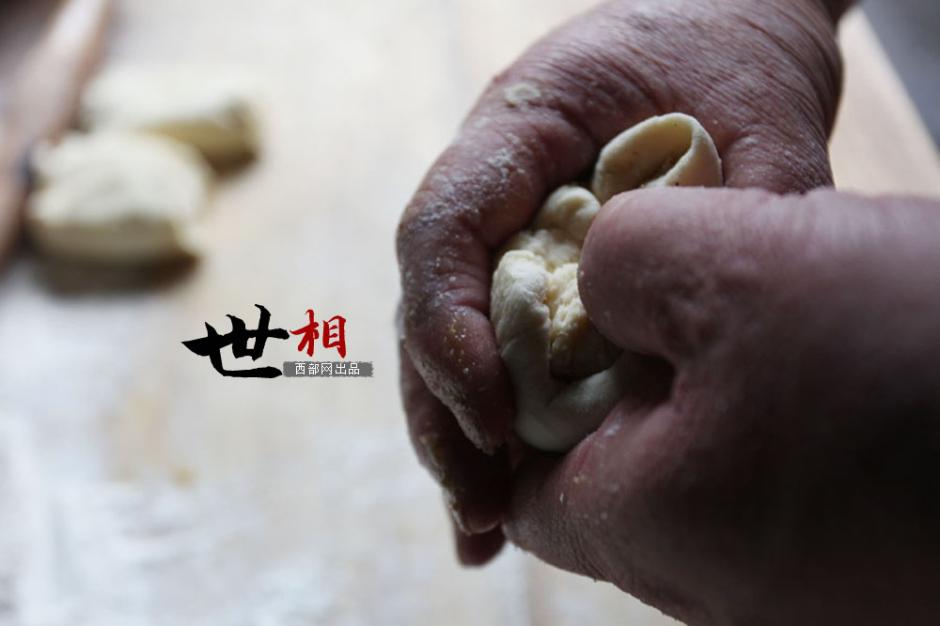 陕西石泉老街上的30年鼓气馍店