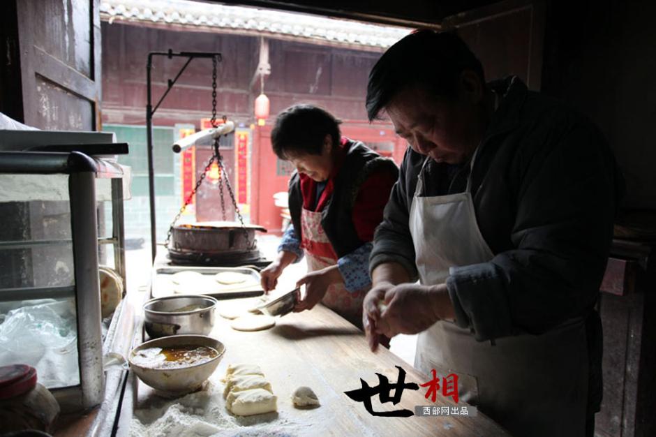 陕西石泉老街上的30年鼓气馍店