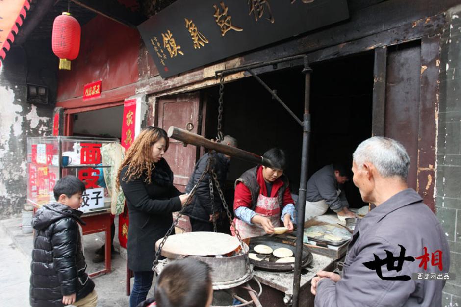 陕西石泉老街上的30年鼓气馍店