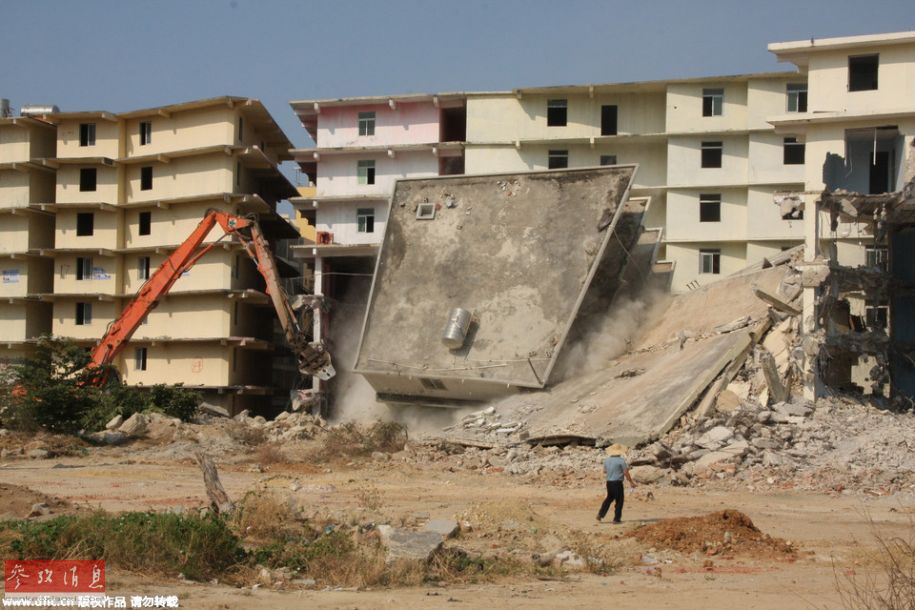 海南三亚开拆月川棚户区违建 23栋楼薄薄倒