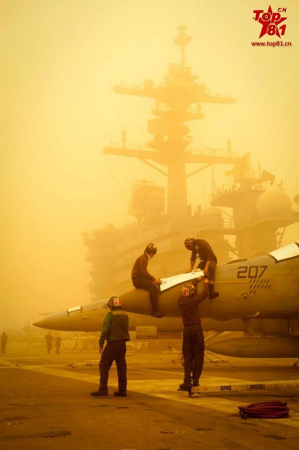 美国航母波斯湾海域遭遇沙尘暴 甲板被“掩埋”