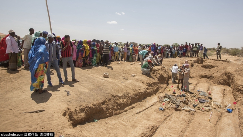 索马里发现万人坑 亲属凭衣物辨别亲人遗体