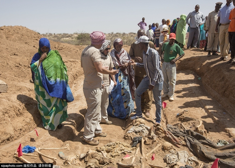 索马里发现万人坑 亲属凭衣物辨别亲人遗体