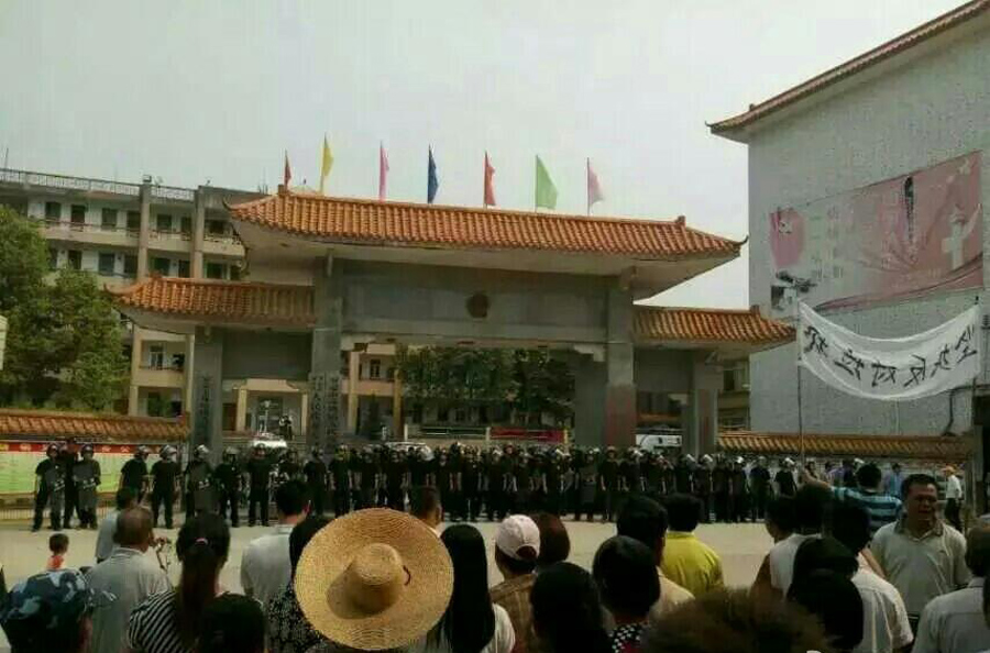 广东罗定村民抗议建垃圾焚烧厂 与警察发生冲突