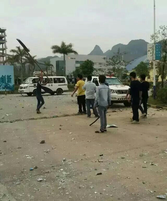 广东罗定村民抗议建垃圾焚烧厂 与警察发生冲突